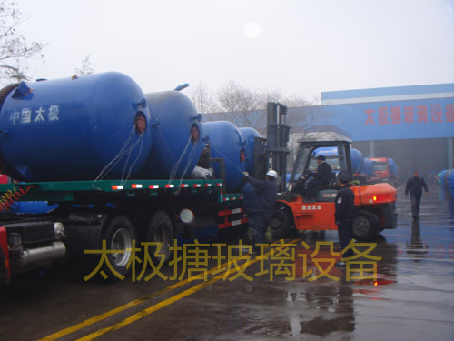 急用戶所急淄博太極搪瓷反應(yīng)釜冒雨裝車